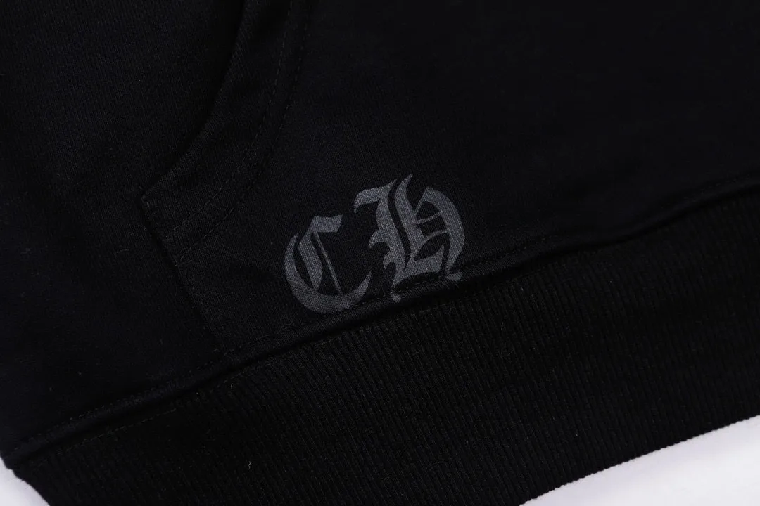 M16—P210 -Chrome Hearts/Chrome Hearts printed sweatshirt cardigan jacket -420 grams of high-density, high-quality wool, soft, delicate and skin-friendly, soft and silky to the touch, warm and skin-friendly -The hardware and zipper accessories are all customized and full of details -Colour: black -Size: S M L XL